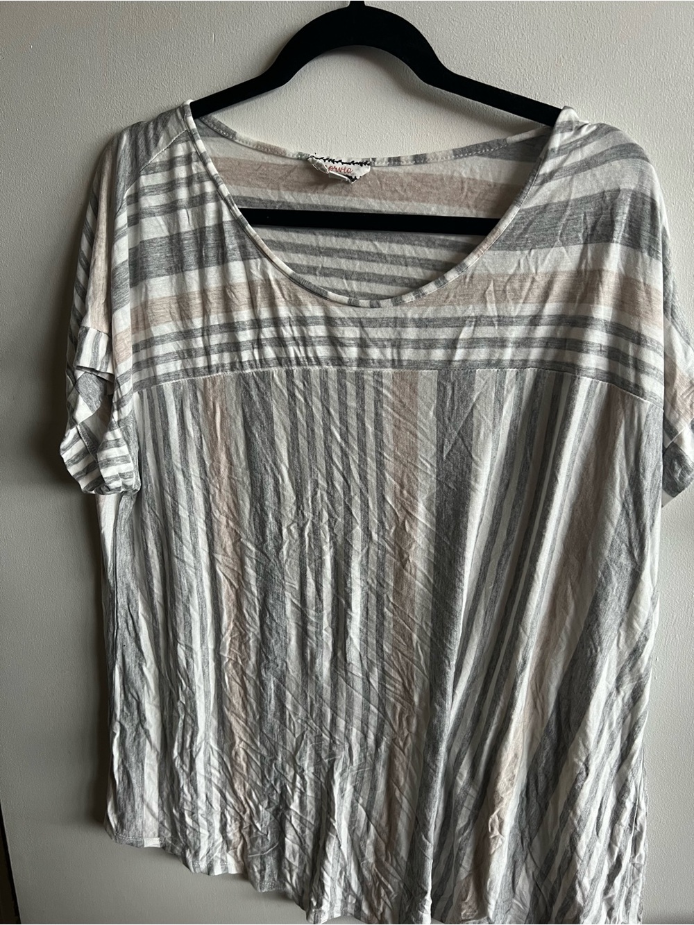 Women's Short Sleeve Scoop Neck Striped Top in Gray and Cream